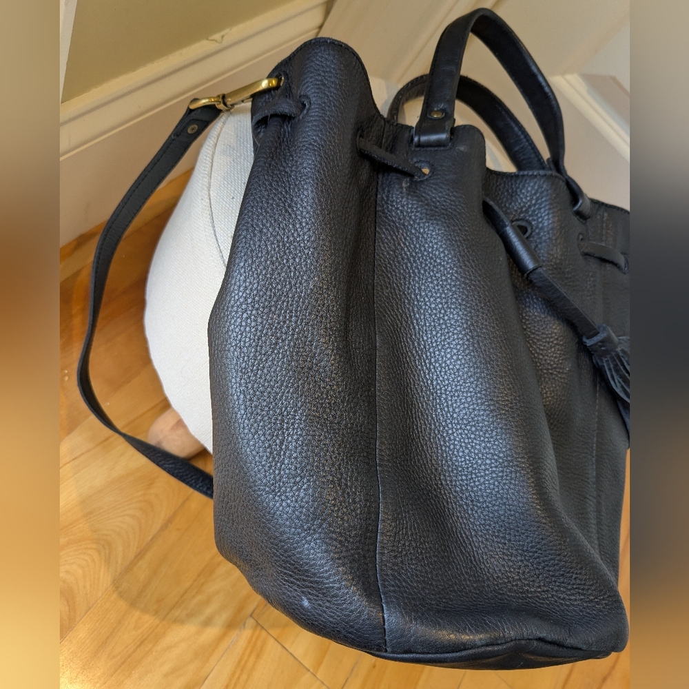 MADEWELL | Convertible Black Leather Crossbody Bucket Bag With Drawstring - Picture 5 of 7